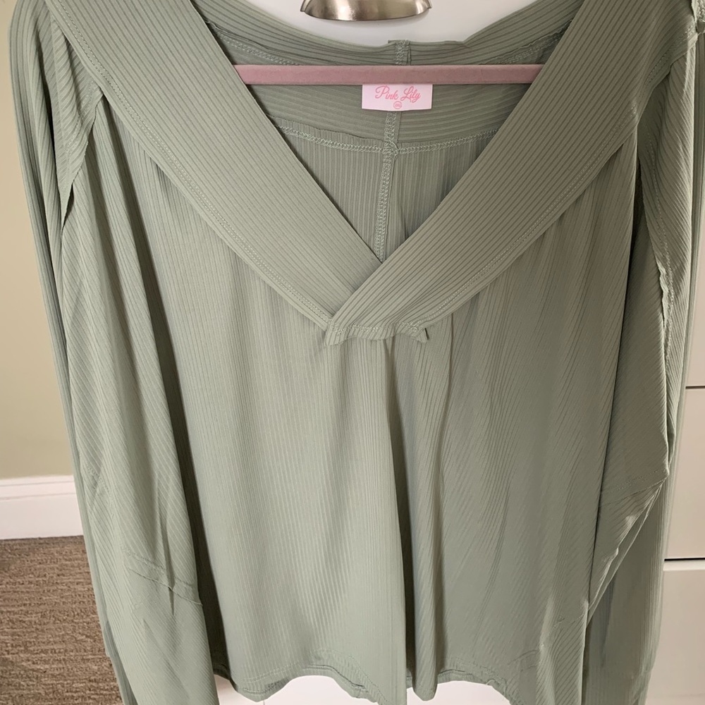 Green Pink Lily blouse. Size 2xl never worn!!